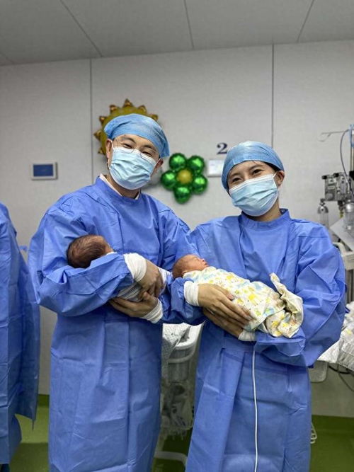 监护器旁的团圆 新生儿重症监护病房里的第一张全家福